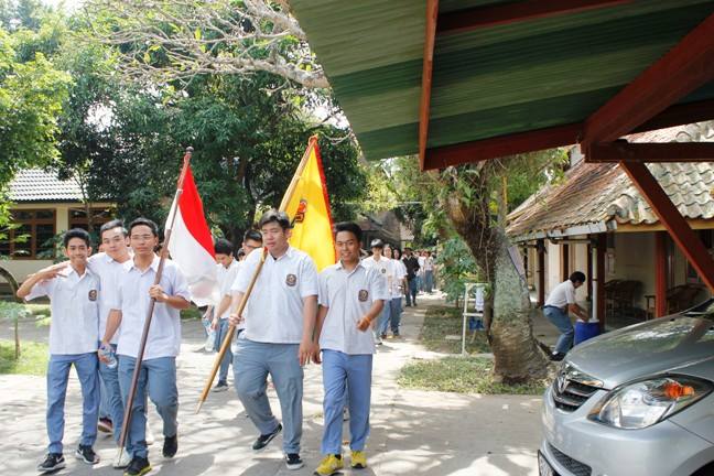 &#91;TANPA CORAT-CORET&#93; Rayakan Kelulusan, Ratusan Siswa Jalan Kaki ke Tugu Yogya 