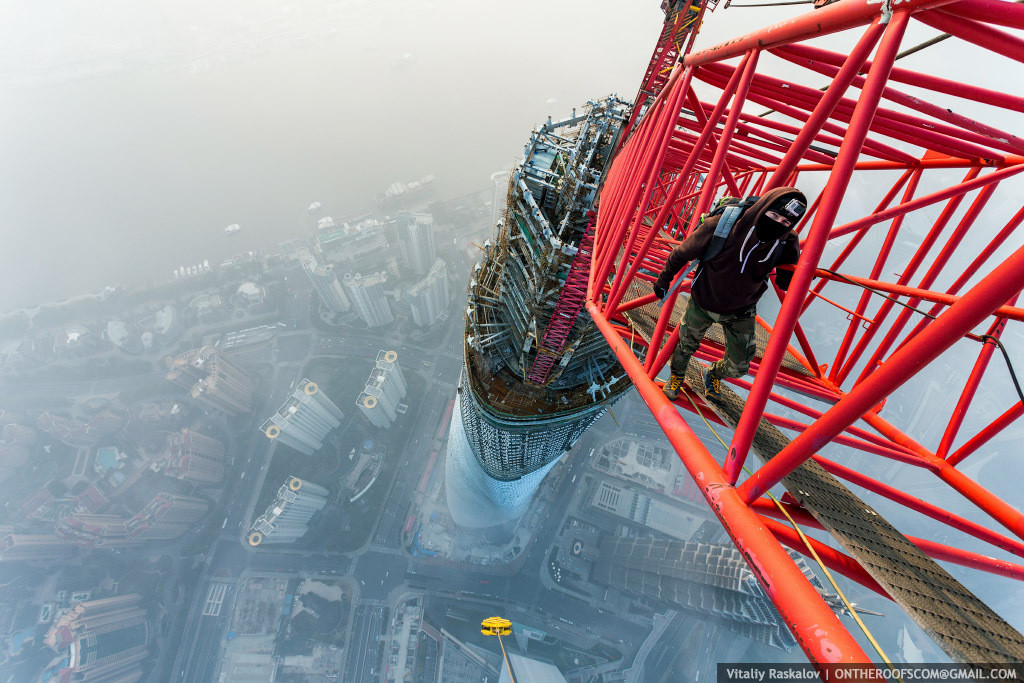 FOto Foto 2 Orang Russia Memanjat Shanghai Tower Yang Belum Jadi