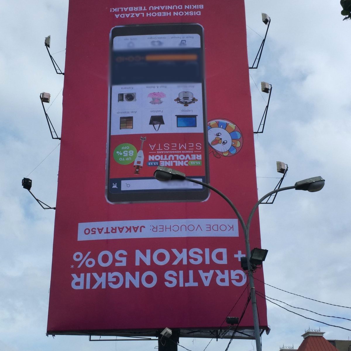 Sempat Viral, Iklan-Iklan Billboard Ini Jadi Penghibur di Kala Macet!