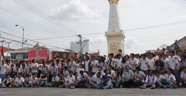 Rayakan Kelulusan, Ratusan Siswa Jalan Kaki ke Tugu Yogya 