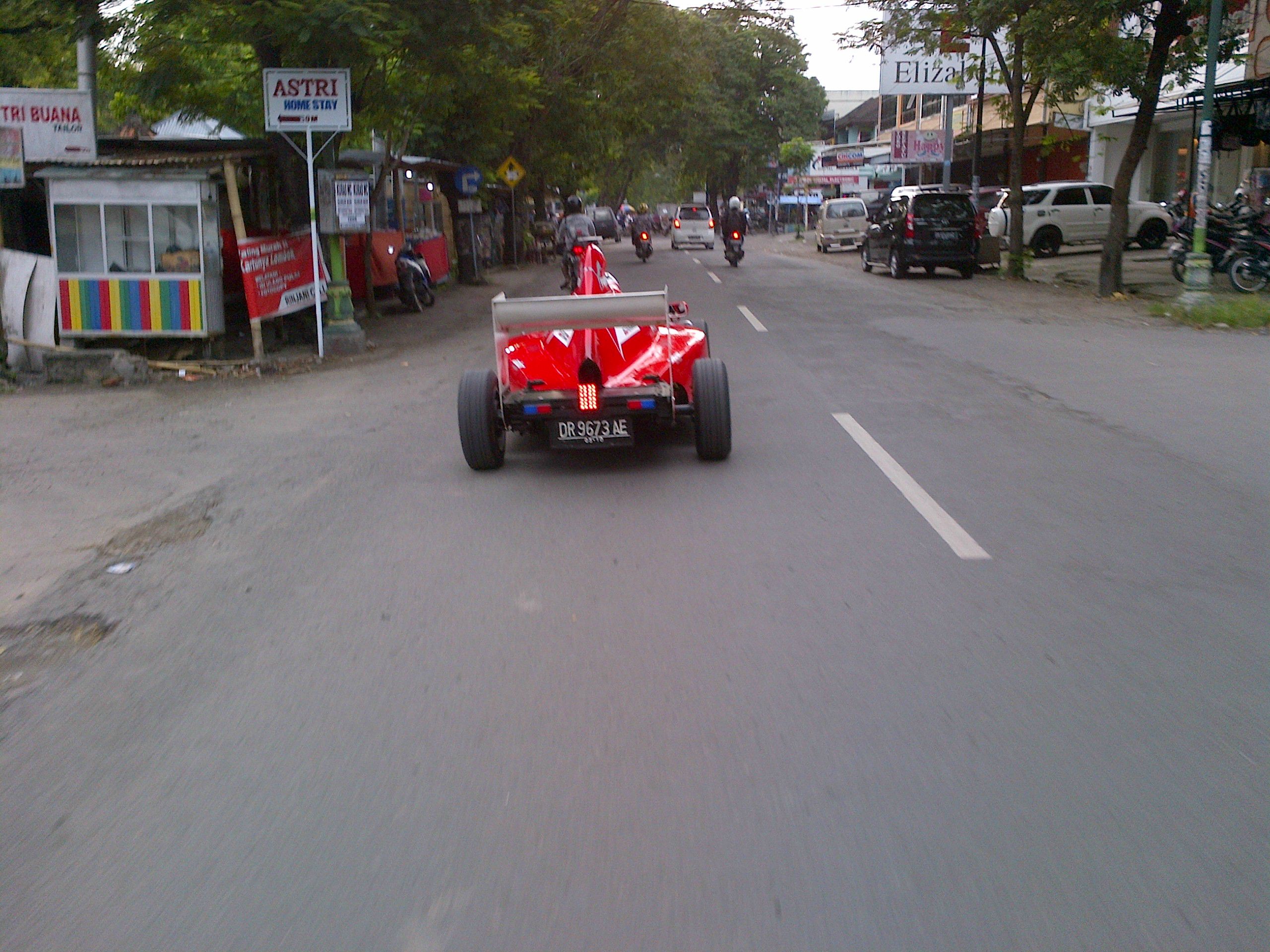 Mobil F1 di jalan umum gan (with pic+video) ngakak