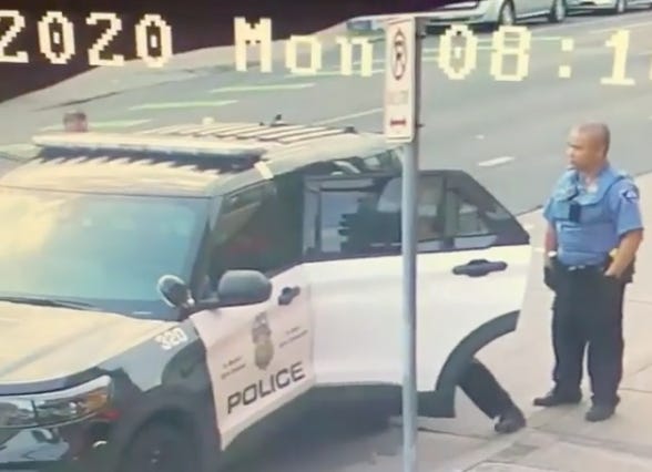 Video baru nampak menunjukkan George Floyd MELAWAN di kursi belakang sebuah mobil
