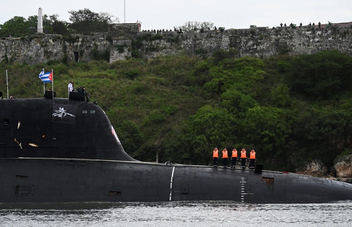 Russian Fleet meninggalkan Cuba setelah 5 hari nongkrong. KAZAN's Hull RUSAK !!