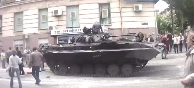 (OOT) Random Dude Fires Abandoned Tank On Ukraine Street