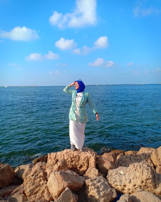 sista hijabers suka ke pantai ? ini referensi style hijab 2019 yang pas.