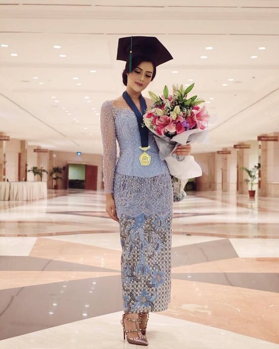 Yang Fana itu memang waktu, Elegeannya Kebaya yang Abadi