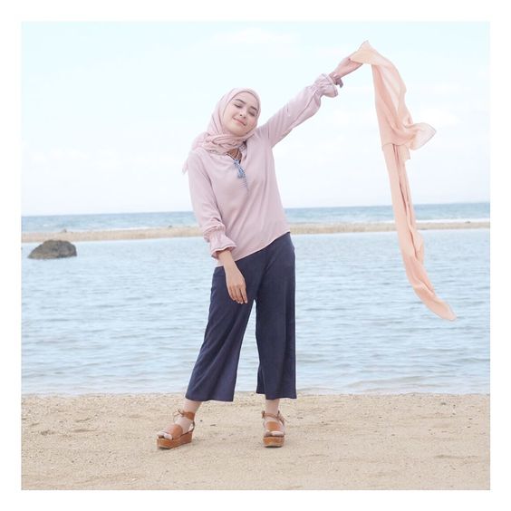 sista hijabers suka ke pantai ? ini referensi style hijab 2019 yang pas.