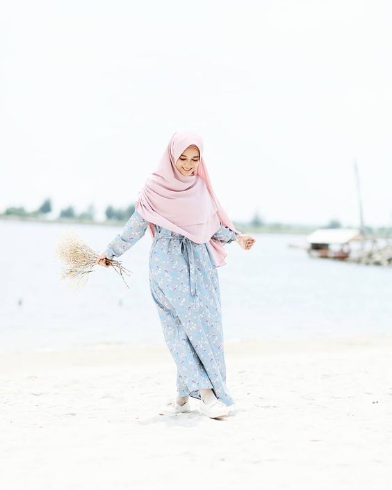 sista hijabers suka ke pantai ? ini referensi style hijab 2019 yang pas.