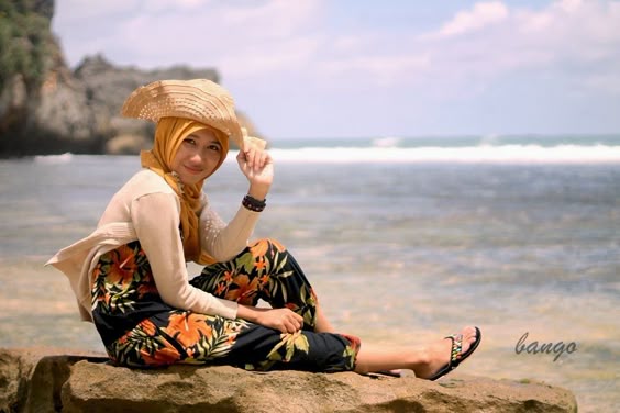 sista hijabers suka ke pantai ? ini referensi style hijab 2019 yang pas.