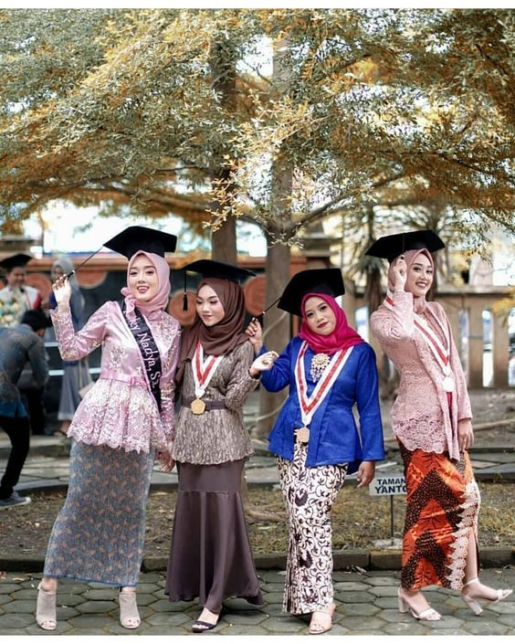 Yang Fana itu memang waktu, Elegeannya Kebaya yang Abadi
