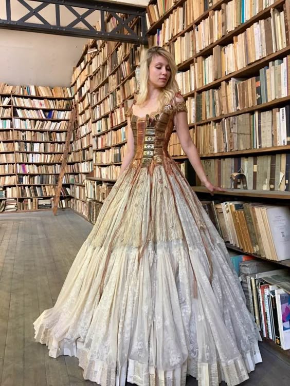 Wow...!!! Gaun ala Princess Dongeng ini di buat dari Bahan Bekas Pakai