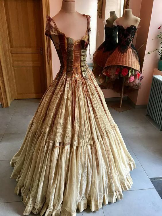 Wow...!!! Gaun ala Princess Dongeng ini di buat dari Bahan Bekas Pakai