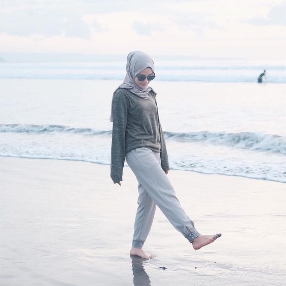 sista hijabers suka ke pantai ? ini referensi style hijab 2019 yang pas.