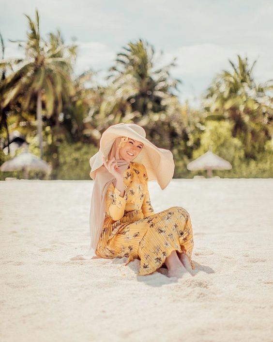 sista hijabers suka ke pantai ? ini referensi style hijab 2019 yang pas.