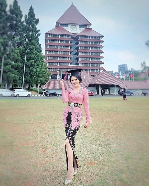 Yang Fana itu memang waktu, Elegeannya Kebaya yang Abadi