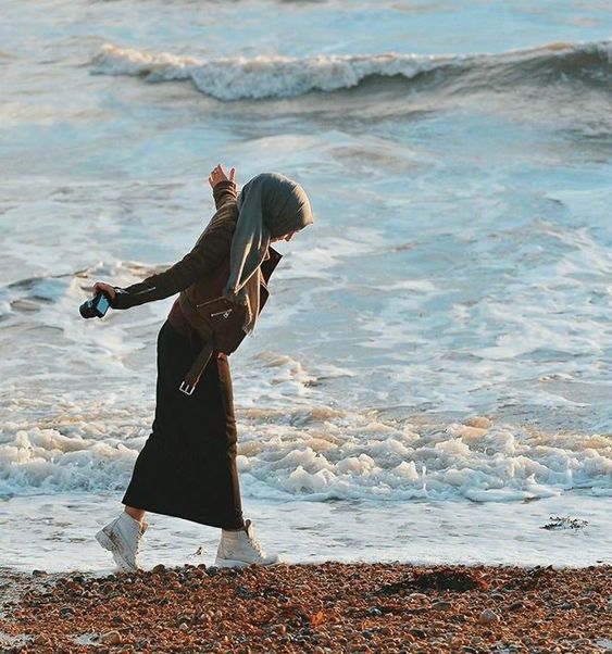sista hijabers suka ke pantai ? ini referensi style hijab 2019 yang pas.