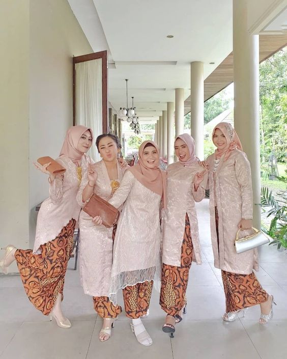 Yang Fana itu memang waktu, Elegeannya Kebaya yang Abadi