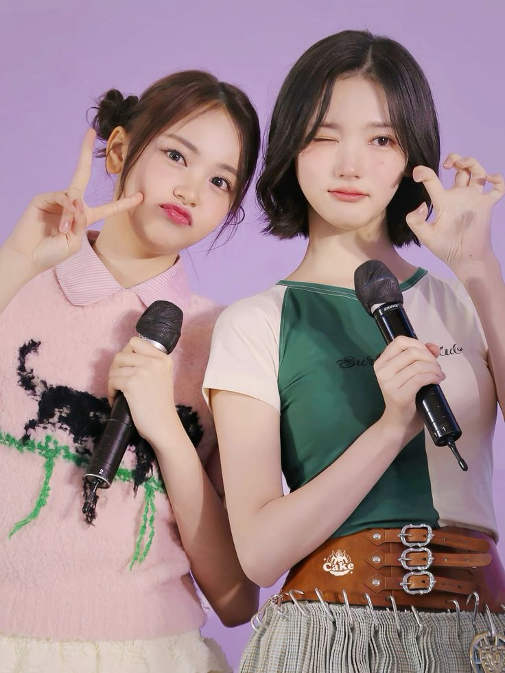 Momen Prabowo Kompak Pose Finger Heart Bareng Carmen Hearts2Hearts