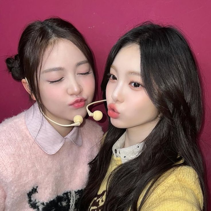 Momen Prabowo Kompak Pose Finger Heart Bareng Carmen Hearts2Hearts