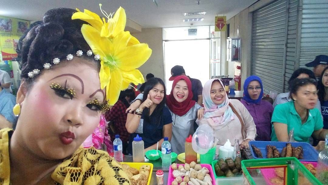 Dandan Lebay di Mall, Tak Disangka Inilah Profesi Wanita Ini