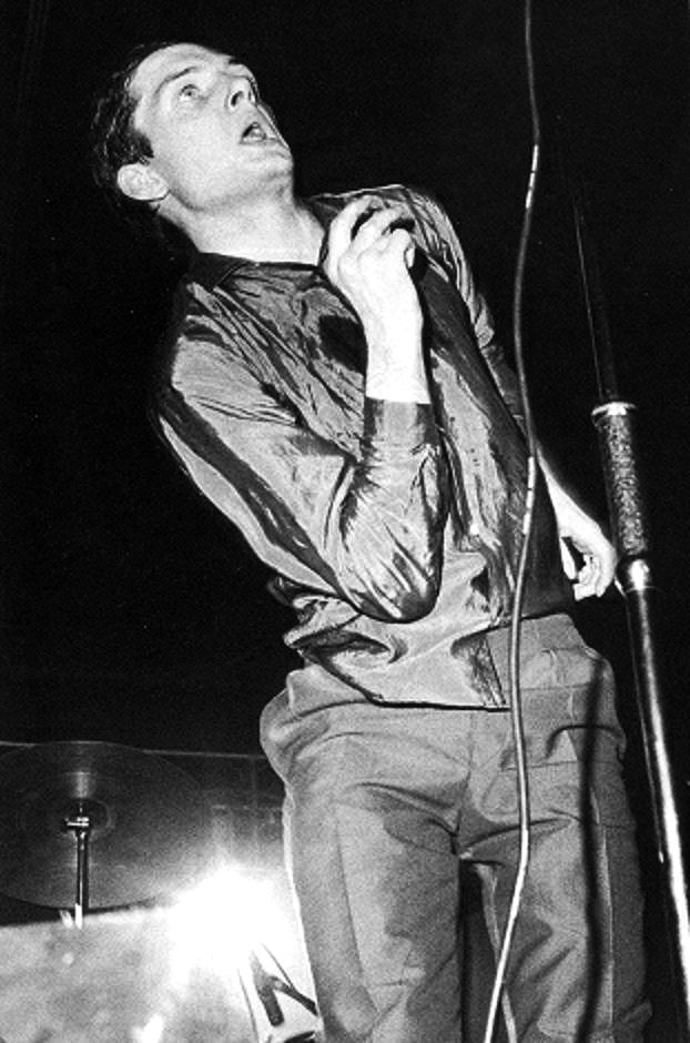 KISAH HIDUP : Ian Kevin Curtis. Sang Maestro dengan Epilepsy Dance !