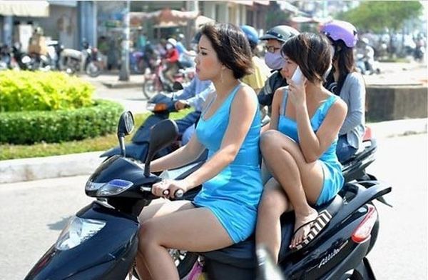 CEWEK CANTIK SAAT NAIK MOTOR DI JALAN MEMBUAT GAGAL FOKUS