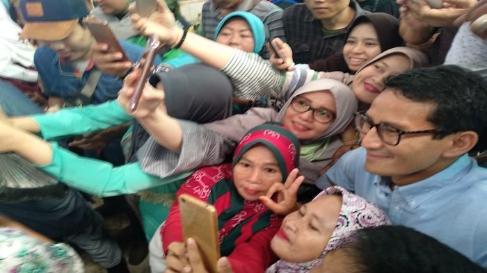 Blusukan di Palembang, Sandiaga Uno Langsung Diserbu Emak-emak Salfok 