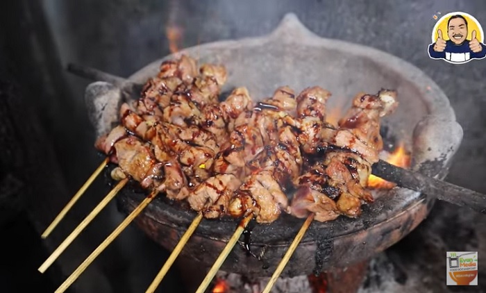 uniknya-sate-kambing-pak-meyet-di-jogja-bumbu-kacang-dicampur-kuah-gulai