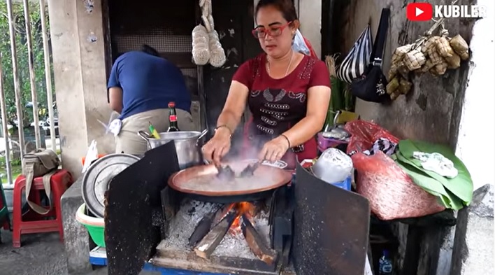toge-goreng-legendaris-di-bogor-dimasak-pakai-kayu-bakar-samping-poskamling