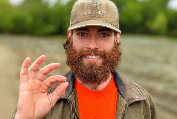 turis-pria-gali-tambang-di-taman-nasional-tak-disangka-dapat-berlian-22-karat