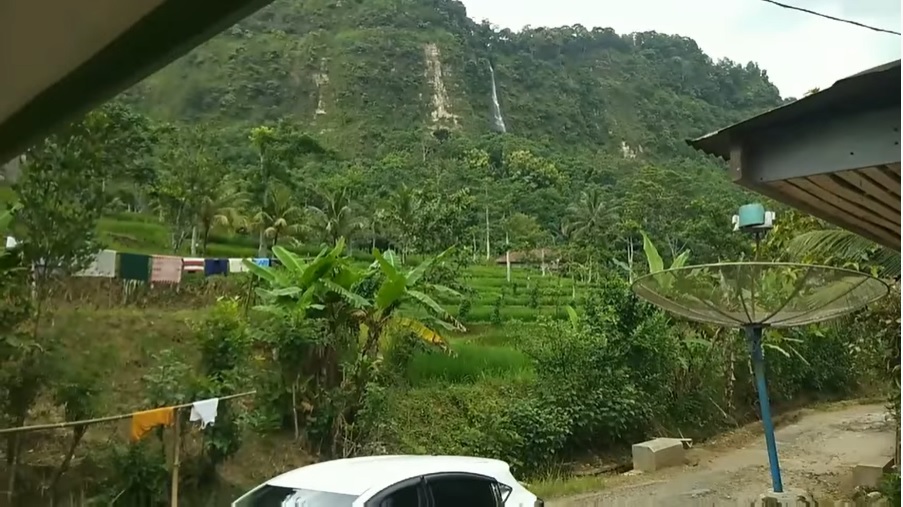 Intip Warung Mi Ayam Milik Lesti Kejora, Ada Pemandangan Curug yang Menyegarkan
