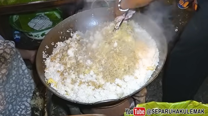 nasi-goreng-sampah-laris-banget-di-malang-40-kg-beras-ludes-tiap-hari