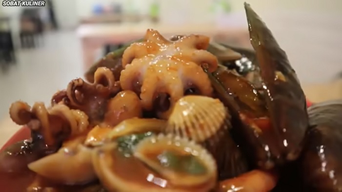 Warung Seafood di Bekasi Malah Ditinggal Pelanggan Usai Diulas YouTuber, Ada Apa?