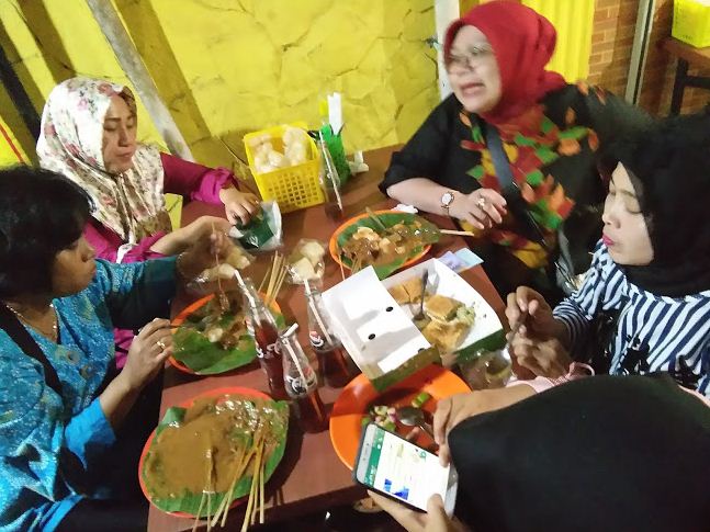 Resmikan Roemah Djoeang, Sandiaga disambut alunan musik angklung dan pekik takbir