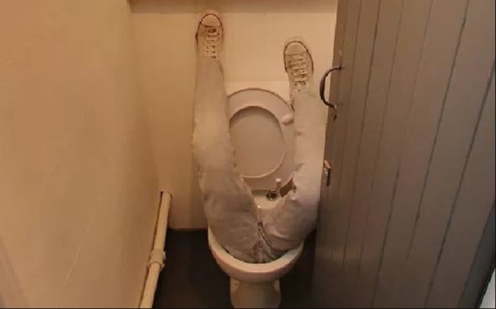 viral-di-medsos-penampakan-aneh-di-toilet-terekam-kamera-google-maps