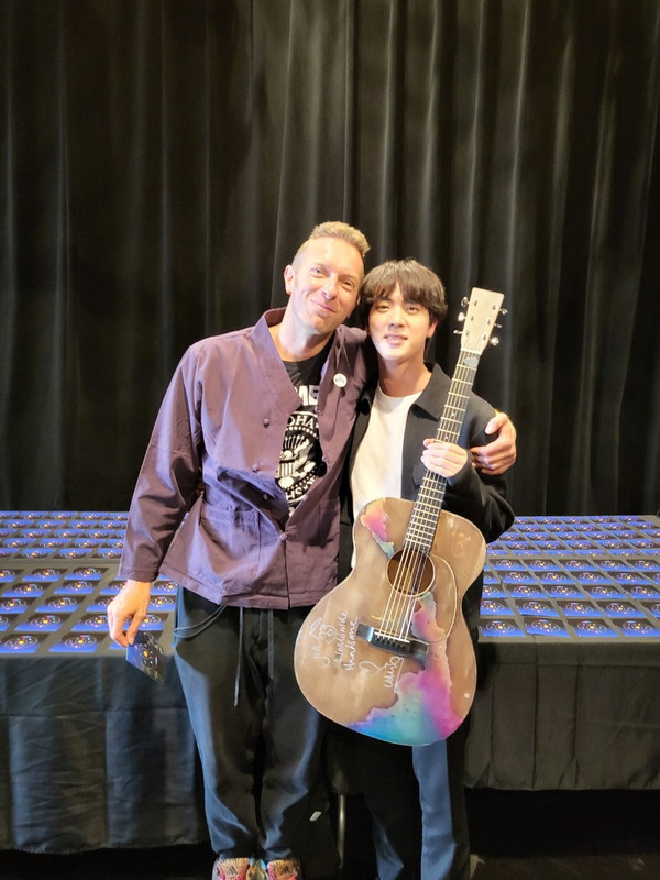 dapat-hadiah-gitar-dari-chris-martin-jin-bts-akan-kujadikan-pusaka-keluarga