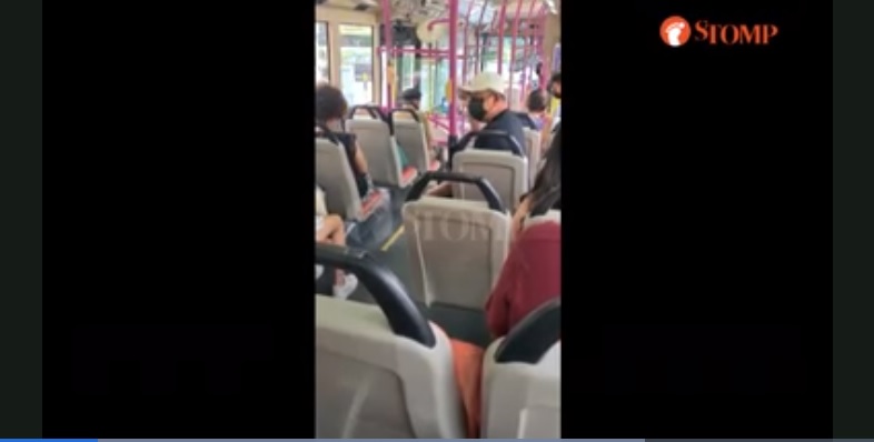 lihat-pasangan-muda-pelukan-dalam-bus-pria-tua-ini-marah--minta-panggilkan-polisi