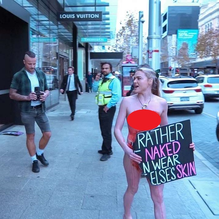 aksi-wanita-datangi-toko-lv-dengan-tubuh-berlumuran-darah-haid