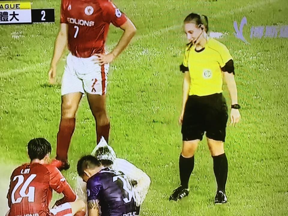 Katharina Gerhard, wasit perempuan Jerman di liga Primer Taiwan.