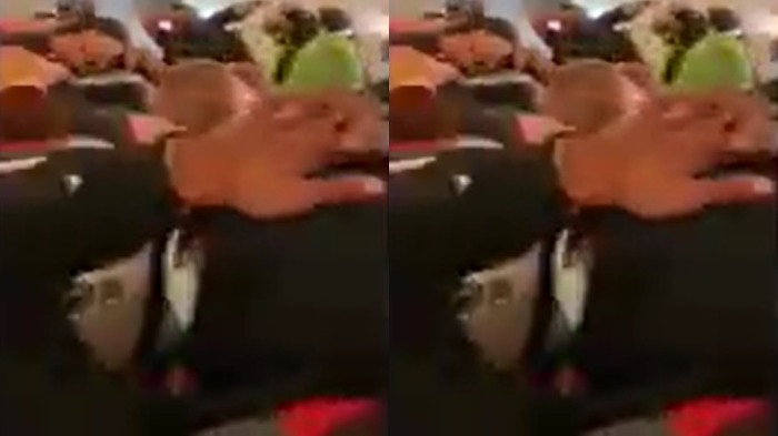 Momen Mengerikan di Pesawat, Penumpang Sampai Harus Lipat Lengan di Kepala 1 Jam