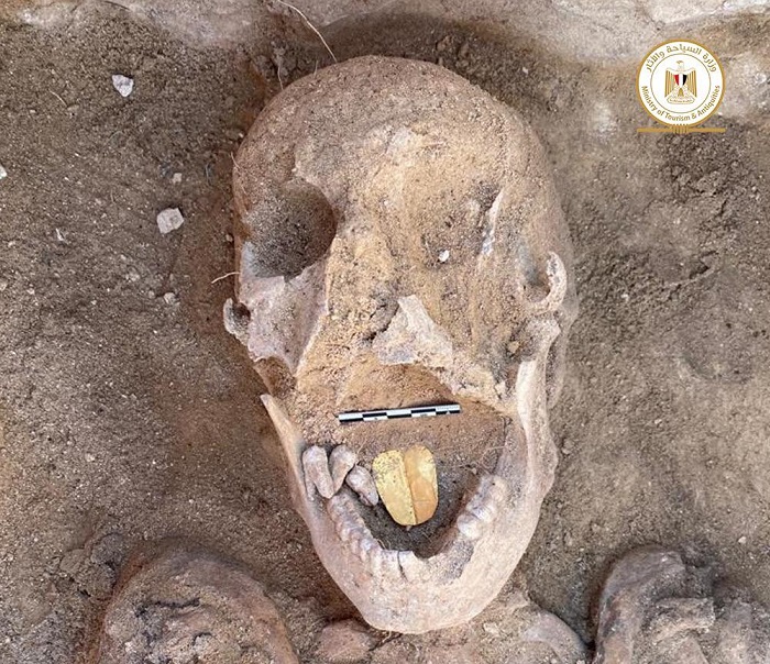 mumi-berlidah-emas-ditemukan-di-situs-pemakaman-mesir-kuno