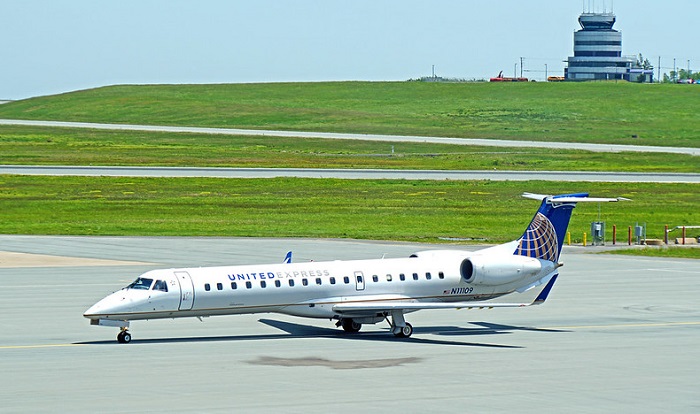 pria-mendadak-buka-pintu-pesawat--loncat-saat-lepas-landas-berujung-masuk-rs