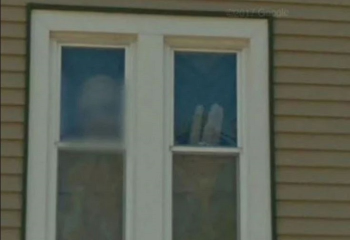 bikin-bingung-warganet-ini-5-sosok-aneh-yang-terekam-kamera-google-maps