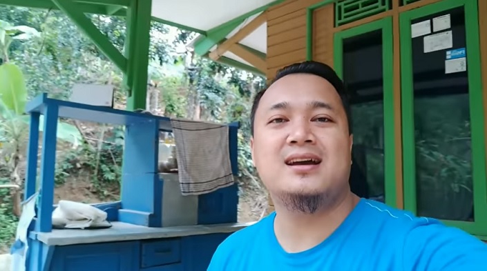 Intip Warung Mi Ayam Milik Lesti Kejora, Ada Pemandangan Curug yang Menyegarkan