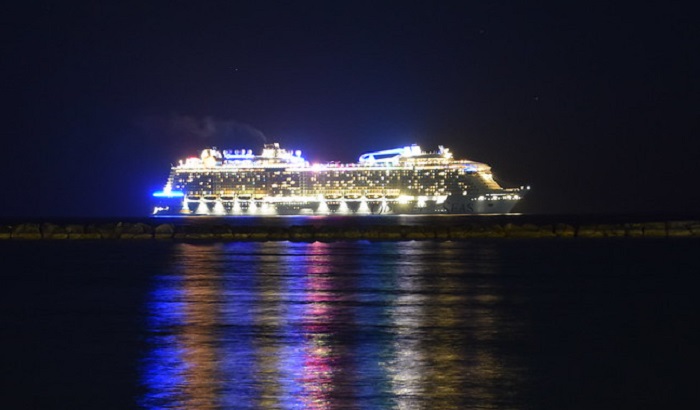 8-kru-positif-covid-19-kapal-pesiar-mewah-tunda-pelayaran