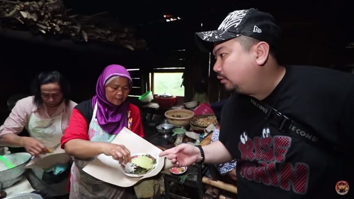 Jualan Ayam Goreng di Dapur Rumah Sendiri, Tak Mau Pindah Sejak Tahun 1980-an