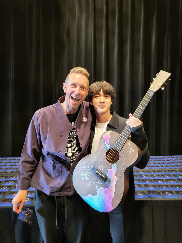 Dapat Hadiah Gitar dari Chris Martin, Jin BTS: Akan Kujadikan Pusaka Keluarga