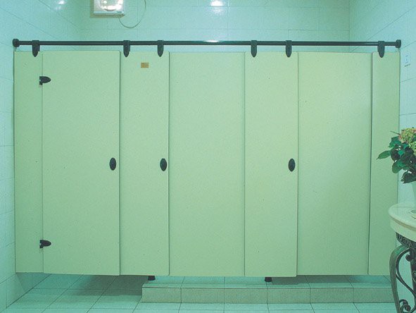 Alasan kenapa desain bilik toilet umum tak tertutup rapat