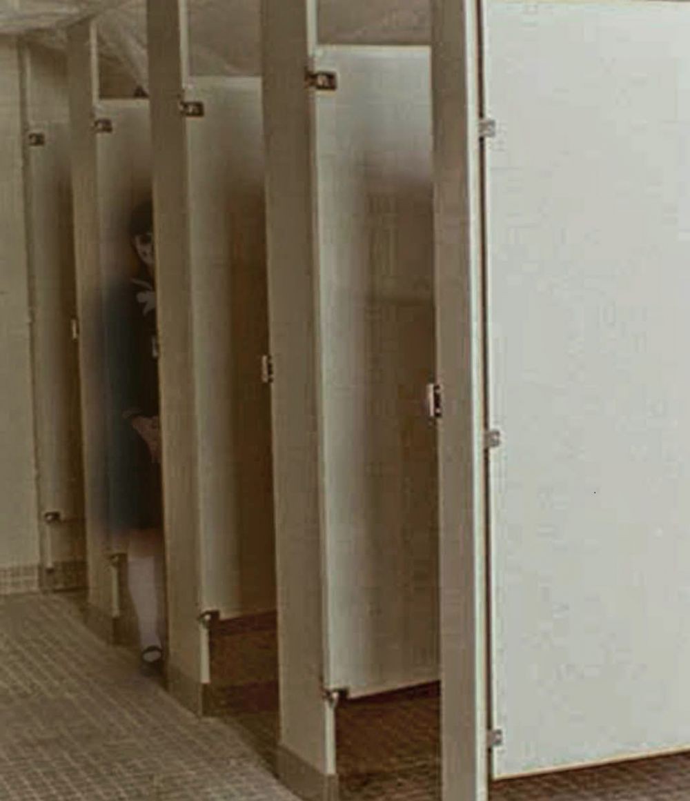 Alasan kenapa desain bilik toilet umum tak tertutup rapat