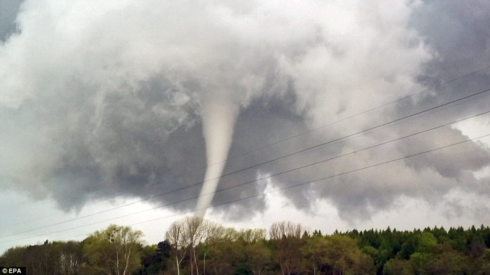 Foto tornado di berbagai negara yang ngeri-ngeri sedap